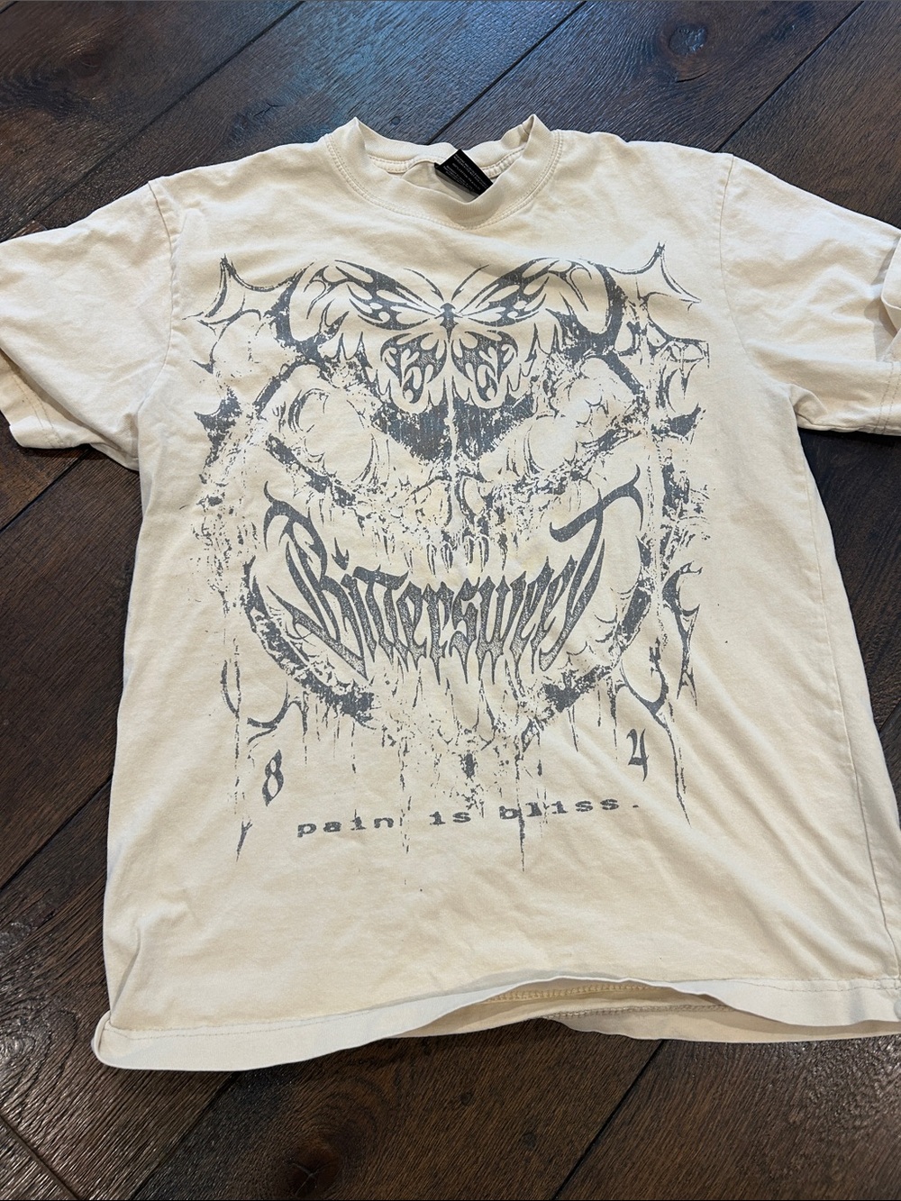 White Short Sleeve Graphic Tee with Distressed Gray Skull Design